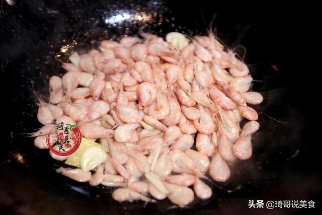 蒜苔炒小河蝦的家常做法（小河蝦好吃的做法）7