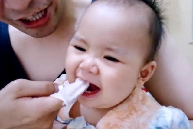 一歲以内寶寶刷牙正确方式（寶寶幾歲開始刷牙最合适）2