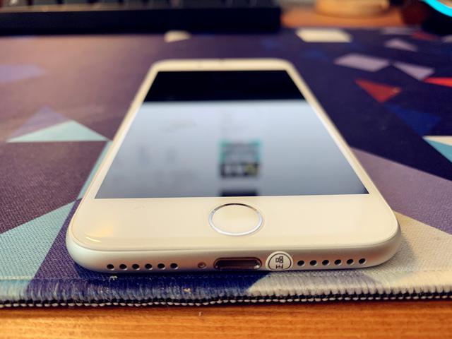 全新iphone 7開箱（2000多元的iPhone7開箱這麼便宜的蘋果手機還能買嗎）4