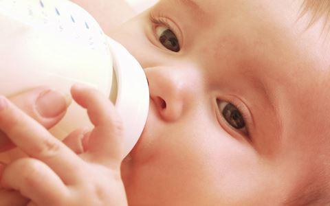 一個半月寶寶每次吃奶量多少正常（一個月的寶寶吃奶量多少合适）3