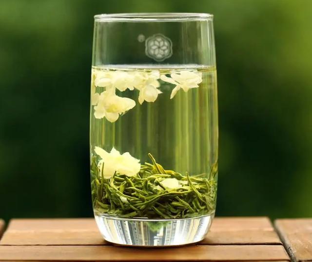 沖泡綠茶一般用多少度的水來沖泡（綠茶沖泡真的忌諱先放茶葉後加水嗎）1