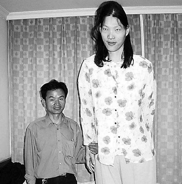 世界第一巨人姚明身高（她是世界第一巨人）8