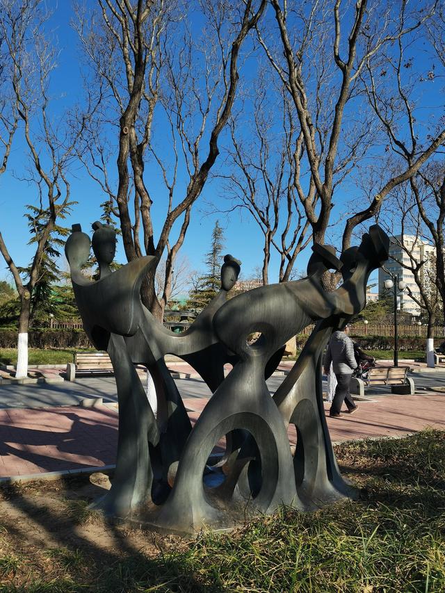 北京國際雕塑公園在哪個區（陽光下漫步北京國際雕塑公園）16