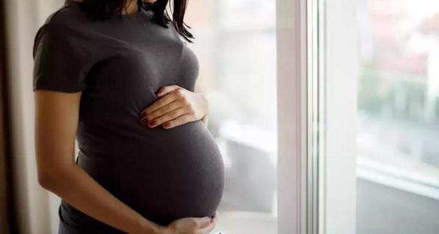 印度孕婦分娩出生（印度孕婦早産3個月做剖腹産）1