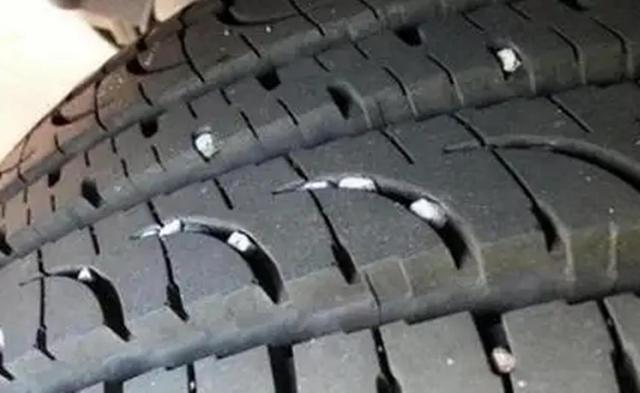 汽車輪胎夾石子的危害（汽車輪胎縫隙中的小石頭）2