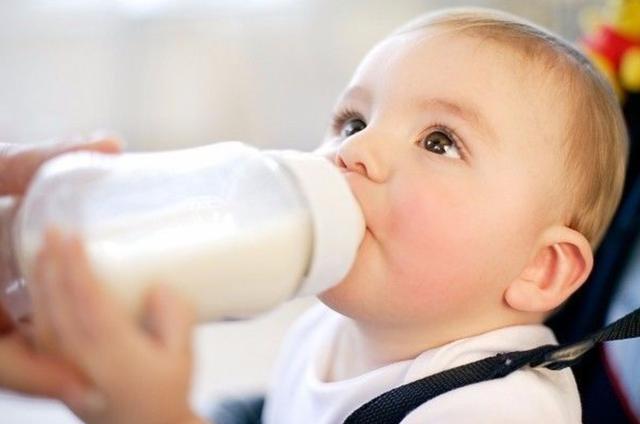 一歲多的寶寶不愛吃飯就喝奶（寶寶一歲後不愛吃飯愛喝奶）2