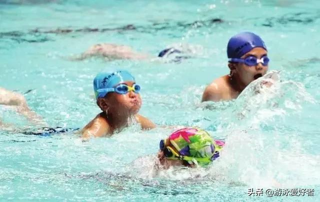 孩子學遊泳必須先學蛙泳嗎（關于孩子學遊泳的7大誤區）3