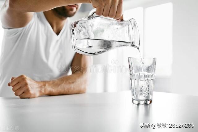 喝水減肥法是喝熱水還是冷水（如何正确地喝水）1