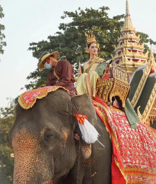 泰國皇後服裝為什麼這麼好看（泰國今年的宋幹女神）11