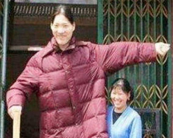 世界第一巨人姚明身高（她是世界第一巨人）12