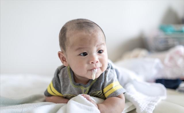 新生嬰兒吐奶嚴重怎麼緩解（新生寶寶吐奶窒息隻因這個小動作）6