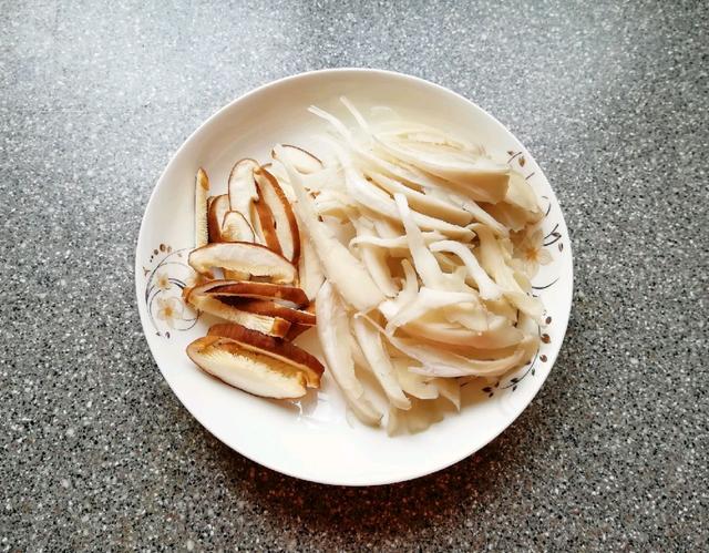 奶白菌菇湯的家常做法（天冷就要多喝湯）6