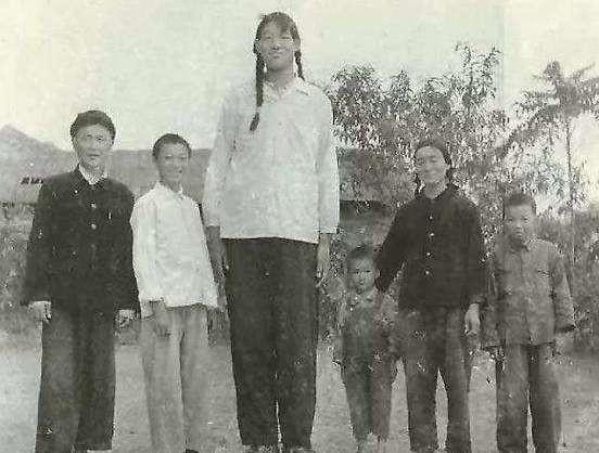 世界第一巨人姚明身高（她是世界第一巨人）2