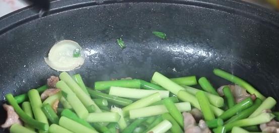 韭菜可以跟什麼素菜炒（吃芹菜韭菜不如吃它）5