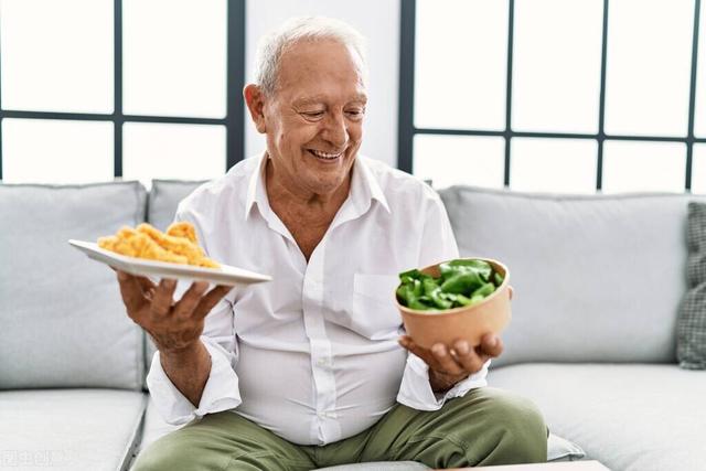 老年人吃飽飯就躺着有哪些壞處（對于老人來講什麼叫健康）4