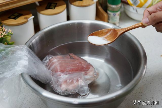 冰箱冰凍肉用什麼方法解凍（冰箱拿出來的凍肉）3