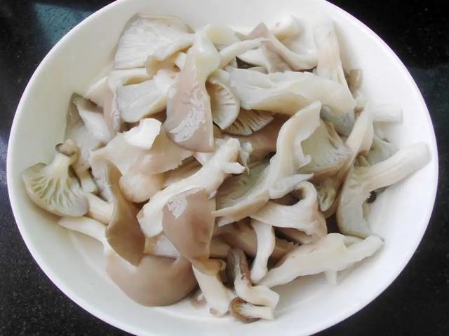 辣炒小蘑菇怎樣炒好吃又嫩（教你營養美味的蘑菇炒小白菜）4