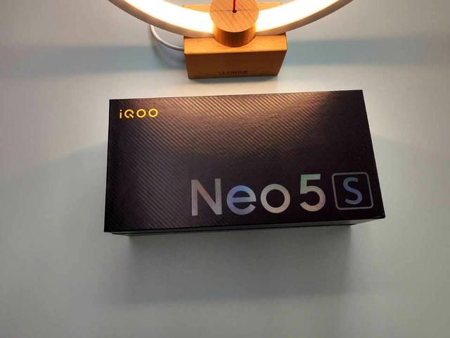 iqoo neo5s外觀展示（性能和用戶體驗全面升級）1