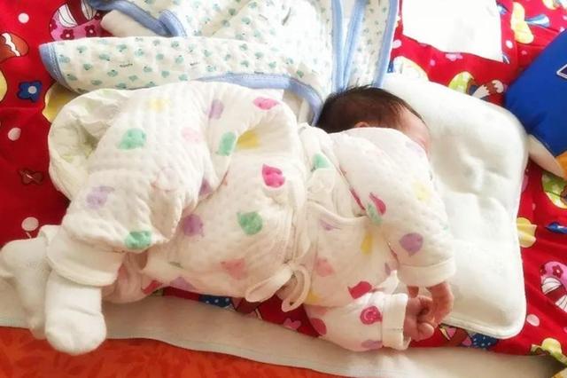 寶寶睡覺枕枕頭與不枕枕頭的區别（寶寶從小睡枕頭和不睡枕頭區别大）7