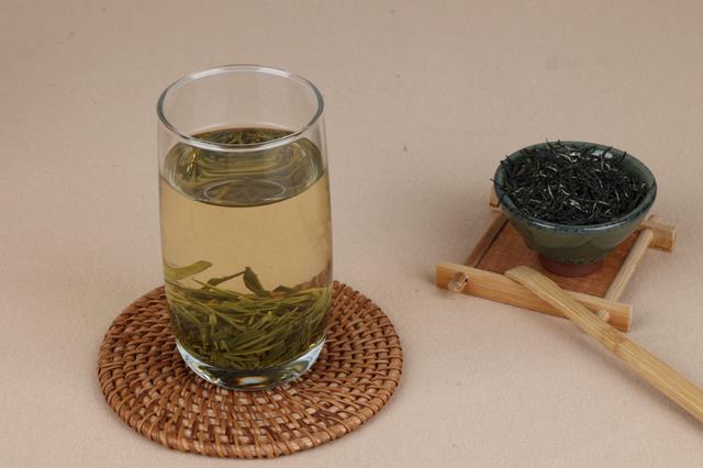 沖泡綠茶一般用多少度的水來沖泡（綠茶沖泡真的忌諱先放茶葉後加水嗎）8