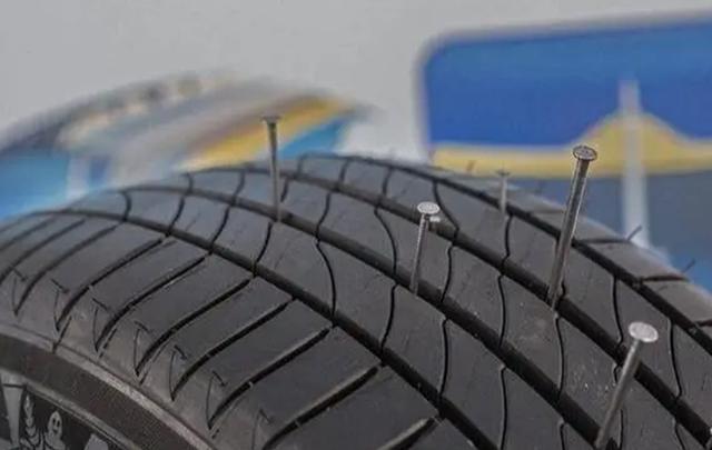 汽車輪胎夾石子的危害（汽車輪胎縫隙中的小石頭）5
