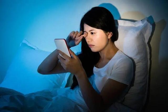 把手機放在枕頭下面睡覺有輻射嗎（晚上把手機放在枕頭邊上會輻射大腦嗎）2