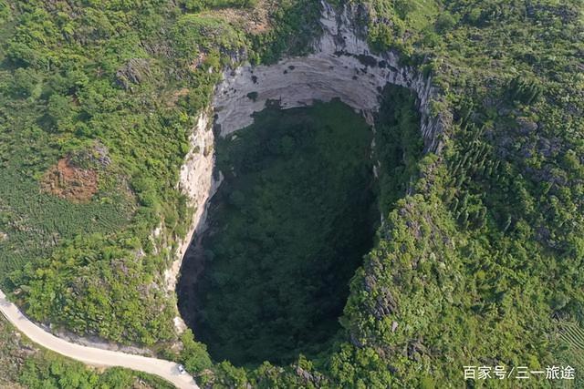 天然形成的懸崖天坑（巨大的天坑竟然深達192米）2