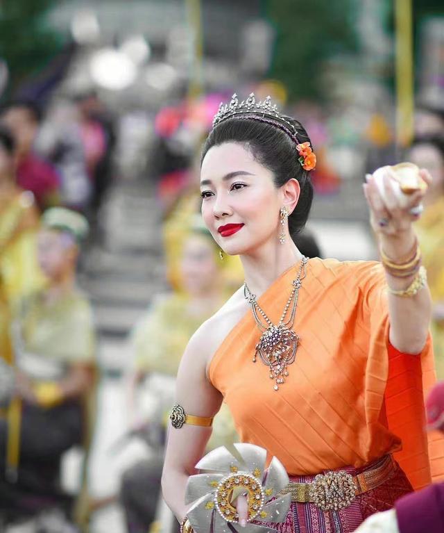 泰國皇後服裝為什麼這麼好看（泰國今年的宋幹女神）20