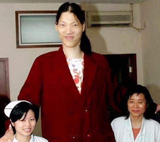 世界第一巨人姚明身高（她是世界第一巨人）11