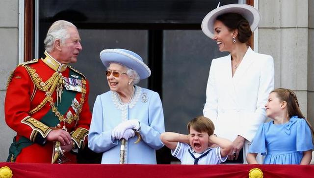 戴安娜和英國女王是什麼關系（96歲的英國女王依舊霸氣）18