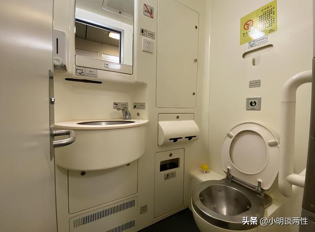 火車廁所是直接排放在鐵軌上的嗎（火車上旅客的排洩物是通向軌道的嗎）4