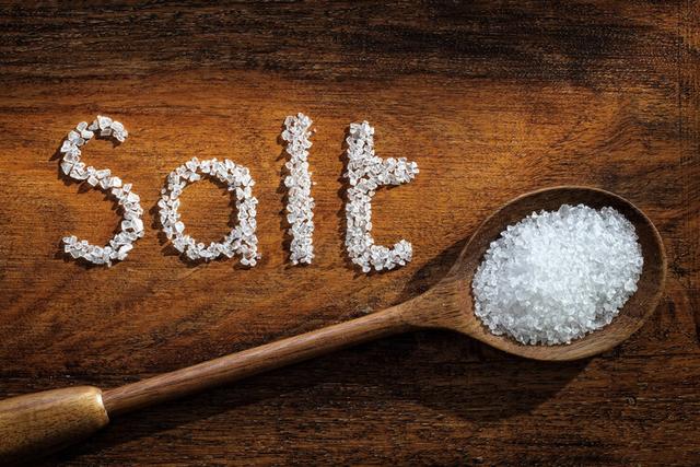 身體出現5個迹象提醒你鹽吃太多了（身體出現5個症狀）1