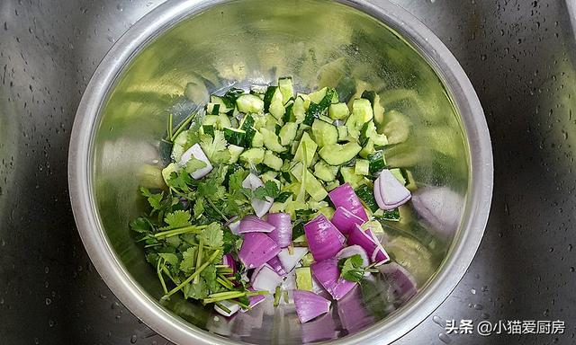 夏天黃瓜涼拌菜做法（就試一試這道用黃瓜制作的）4