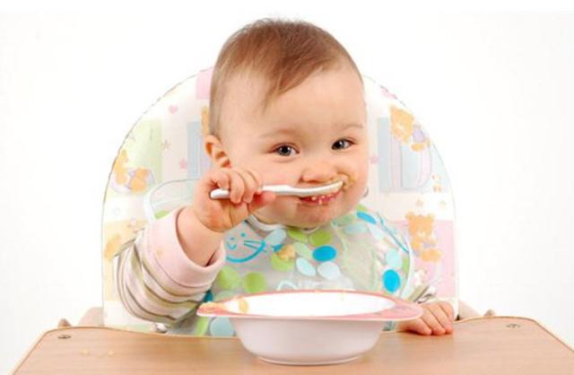 一歲多的寶寶不愛吃飯就喝奶（寶寶一歲後不愛吃飯愛喝奶）4
