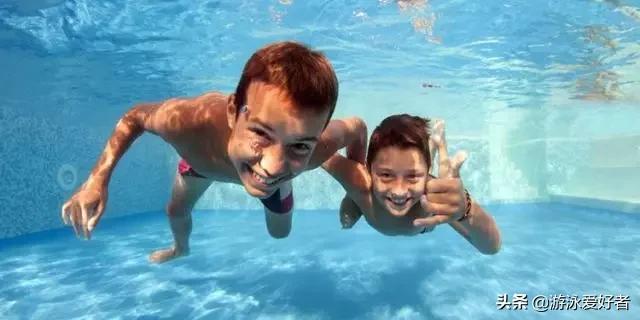 孩子學遊泳必須先學蛙泳嗎（關于孩子學遊泳的7大誤區）9