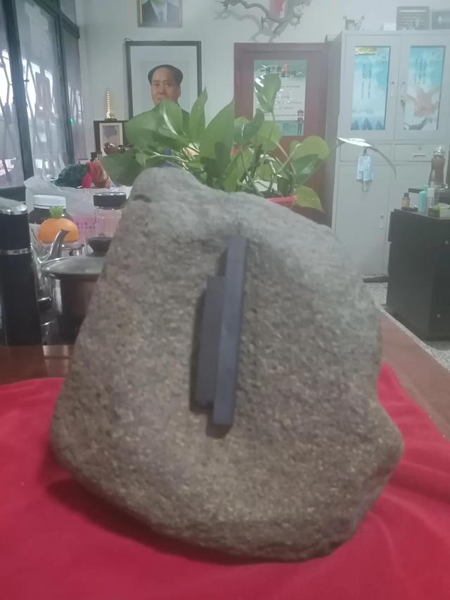 大山發現像鐵塊的石頭是隕石嗎（一塊埋藏在農村草垛裡50多年的石頭）6