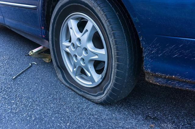 汽車輪胎夾石子的危害（汽車輪胎縫隙中的小石頭）6