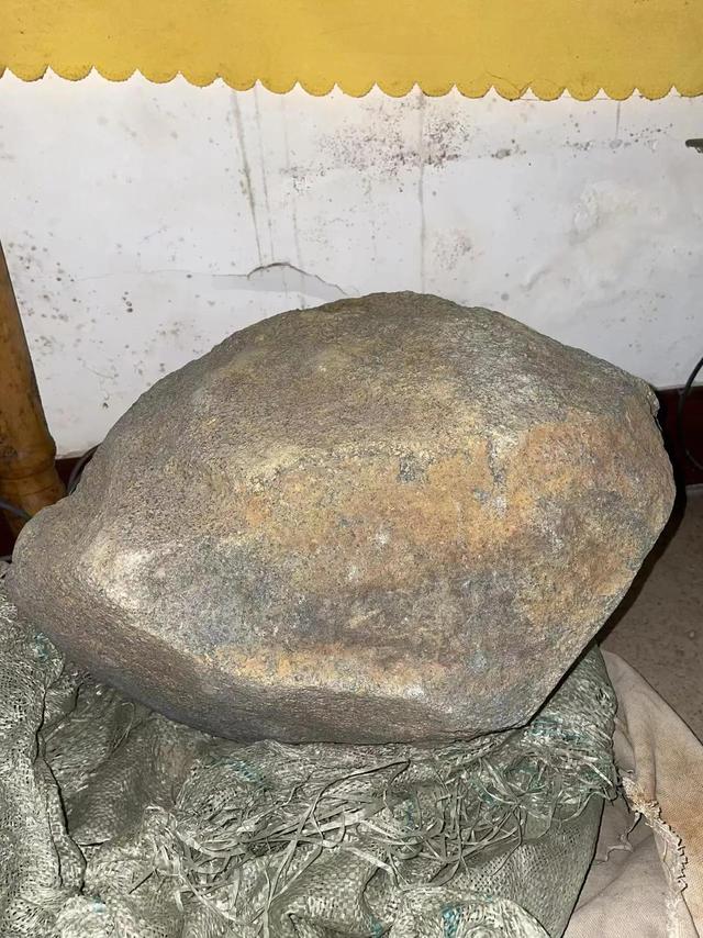 大山發現像鐵塊的石頭是隕石嗎（一塊埋藏在農村草垛裡50多年的石頭）3
