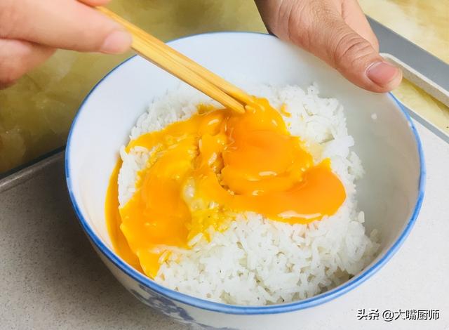 怎麼把蛋炒飯炒得粒粒分明（先炒蛋或先炒米都不對）4