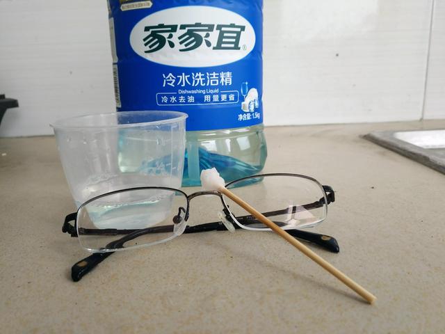 如何清水清洗眼鏡（眼鏡清晰耐髒耐久的簡便清洗方法）1