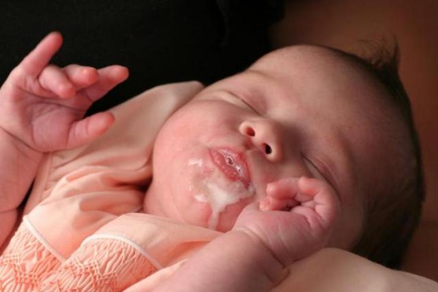 新生嬰兒吐奶嚴重怎麼緩解（新生寶寶吐奶窒息隻因這個小動作）5