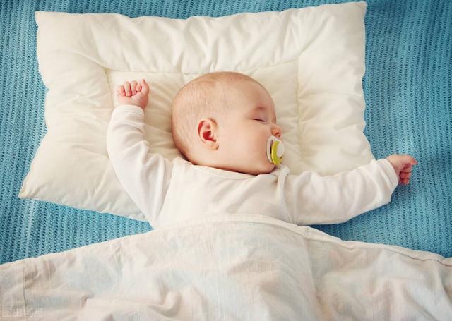 寶寶多少個月時可以用枕頭（寶寶用不用枕頭）1