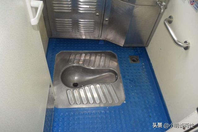 火車廁所是直接排放在鐵軌上的嗎（火車上旅客的排洩物是通向軌道的嗎）2