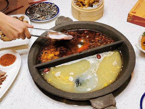 飯店正宗石鍋魚做法（滾燙的石鍋慢慢地将魚片煲熟）4
