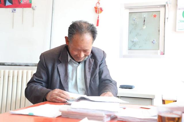 北京78歲退休教師手寫家鄉村史（北京78歲退休教師手寫家鄉村史）2