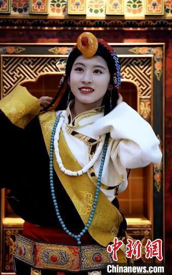 時尚的藏族服飾有哪些特點（穿在身上的非遺）1