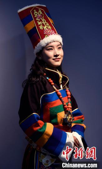 時尚的藏族服飾有哪些特點（穿在身上的非遺）2
