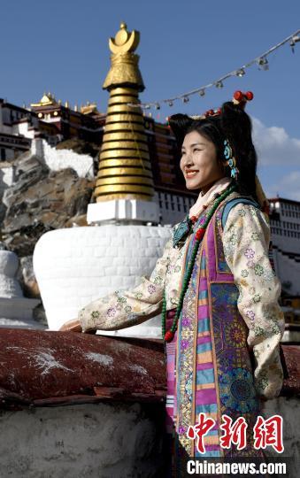 時尚的藏族服飾有哪些特點（穿在身上的非遺）3