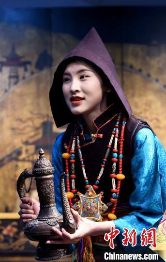 時尚的藏族服飾有哪些特點（穿在身上的非遺）4