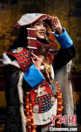 時尚的藏族服飾有哪些特點（穿在身上的非遺）6